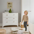 Bild in Galerie-Betrachter laden, Classic™ Kommode White front mit Kind
