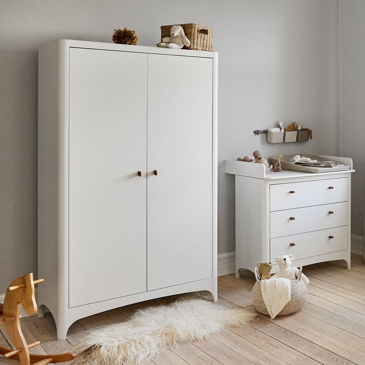 Classic™ Kleiderschrank White geschlossen seitlich mit Kommode