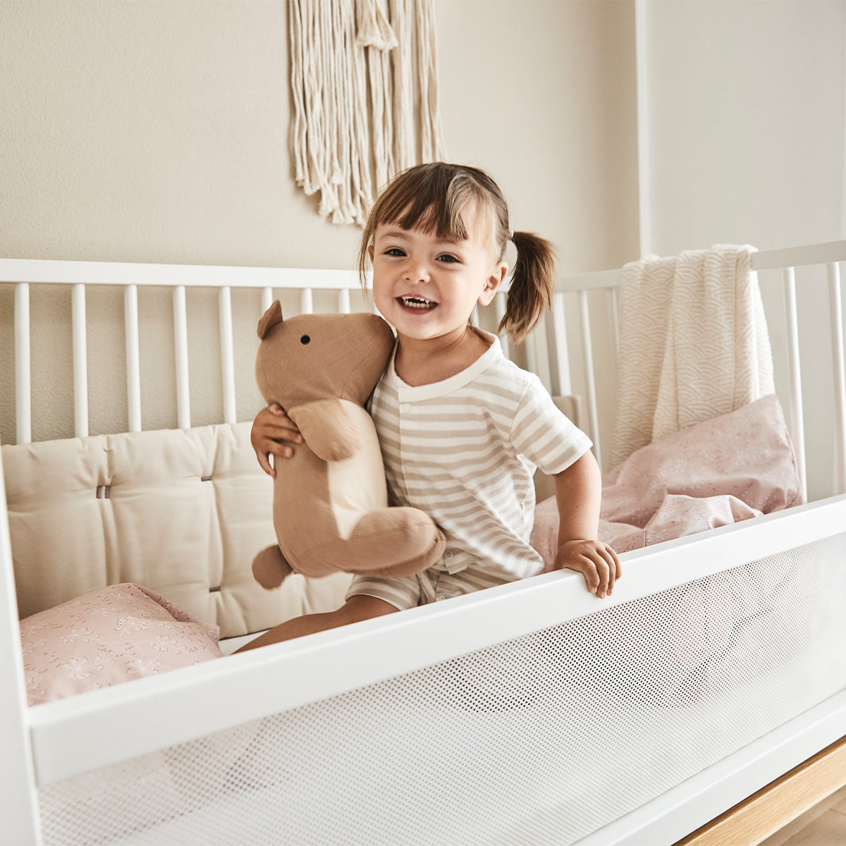 Umbauset für Luna Babybett 120cm mit Kind und Kuscheltier, Reling