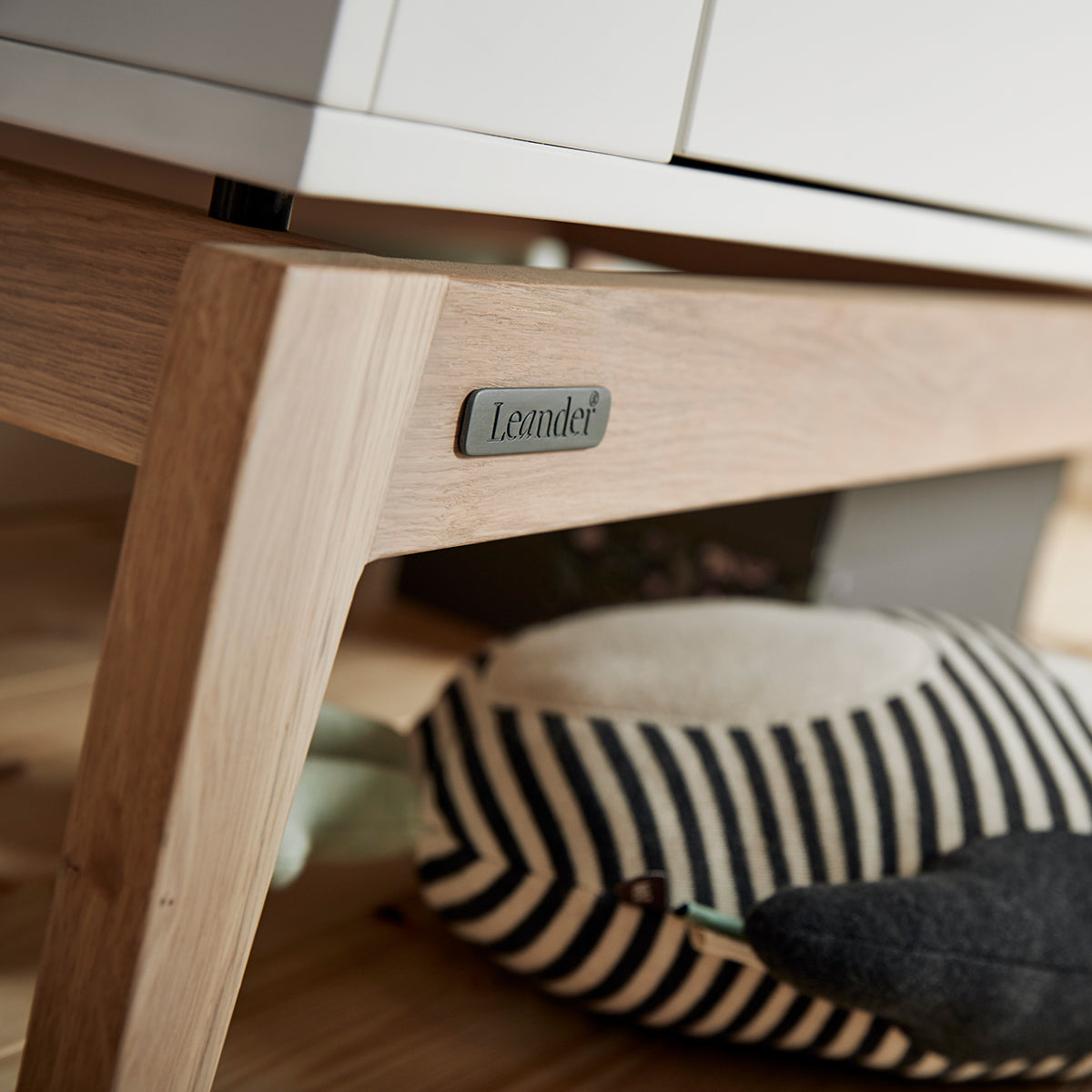 Luna Kleiderschrank klein, white/oak, Leander Logo