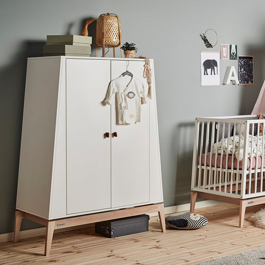 Luna Kleiderschrank klein, white/oak geschlossen im Kinderzimmer