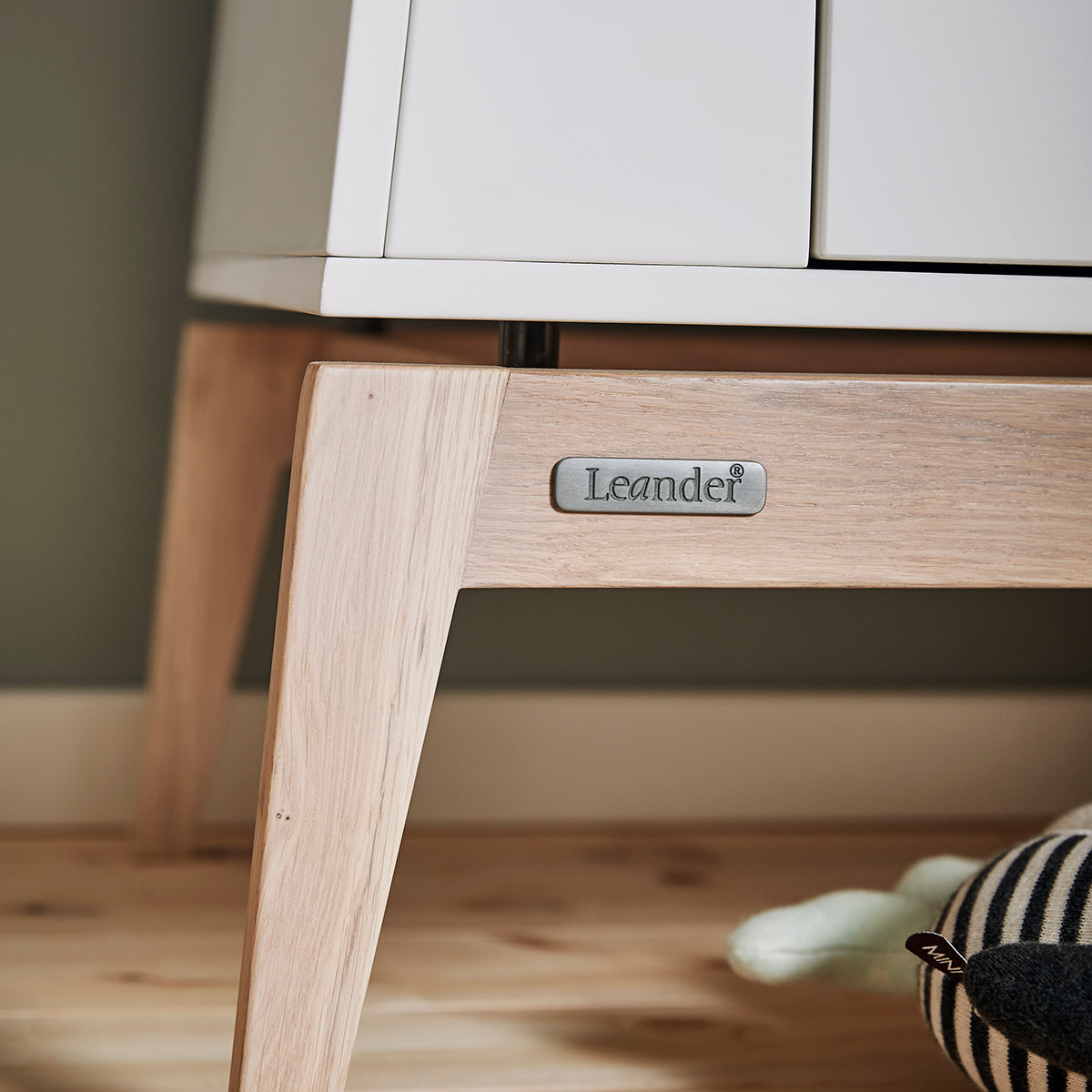 Luna Kleiderschrank klein, white/oak Logo